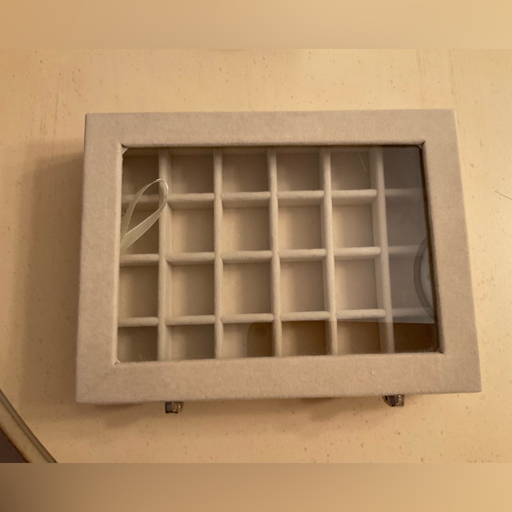 Velvet 24-Grid Jewelry Box 💍 - Picture 2 of 8